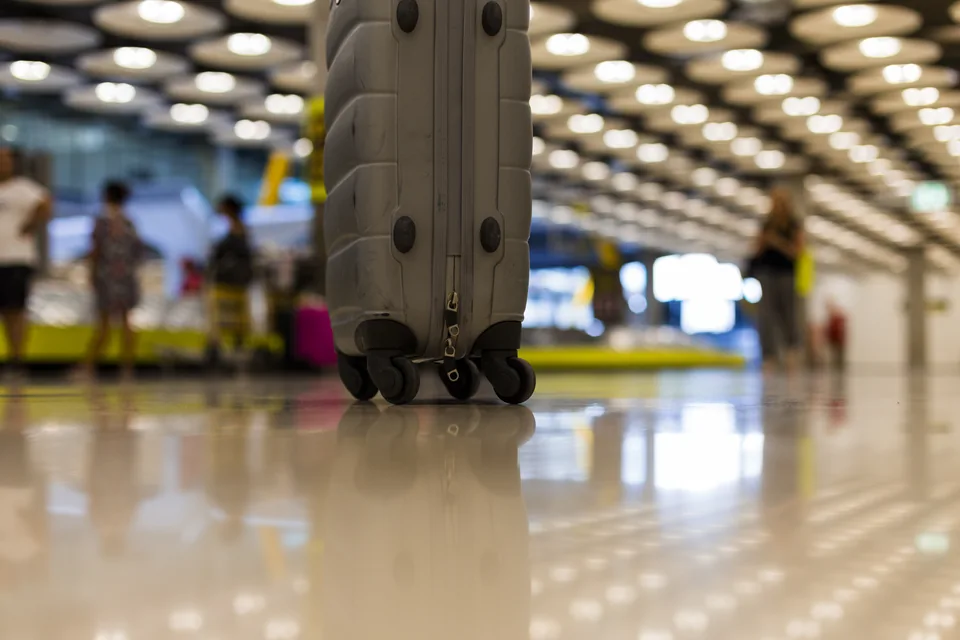 Une valise dans un hall d’aéroport