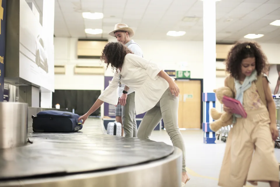 Une famille récupère ses bagages à l’aéroport